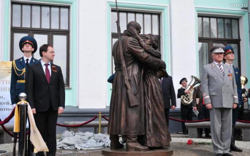 Как переезжали московские памятники писателям Где стоял памятник горькому
